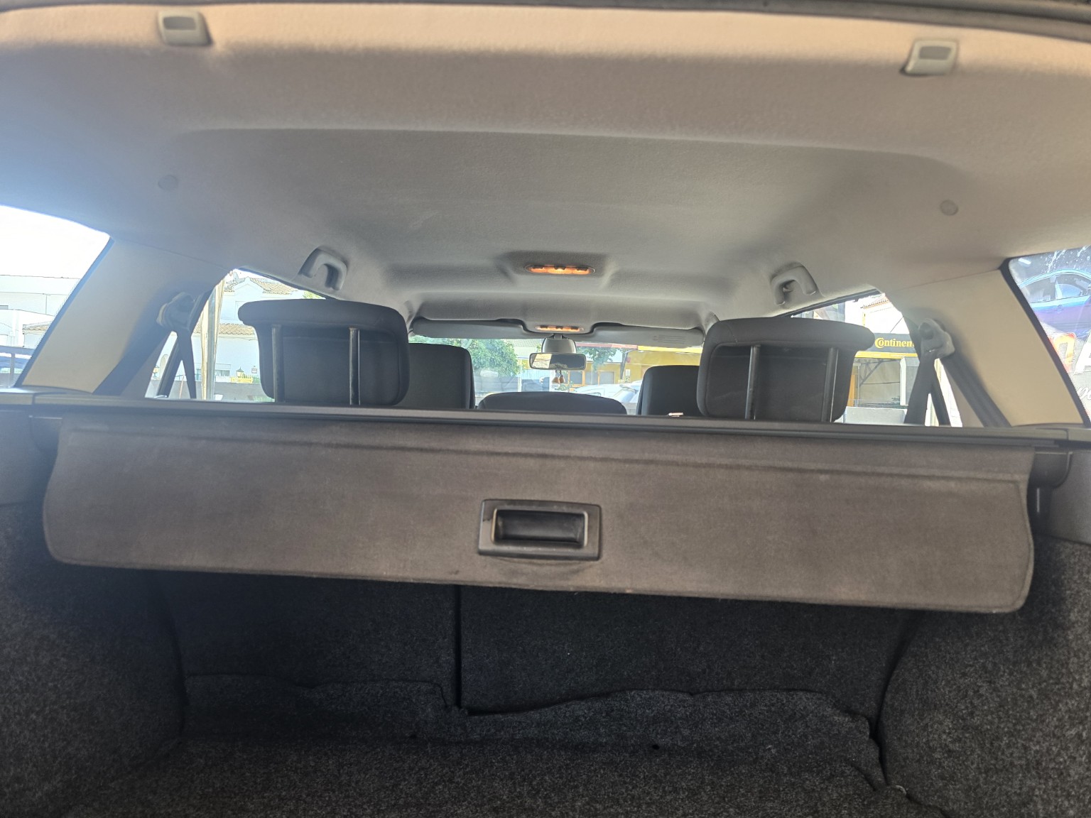Teto automóvel acabado, vista interior